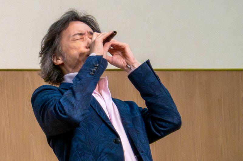 篳篥を演奏し、雅楽の魅力を伝える東儀秀樹氏