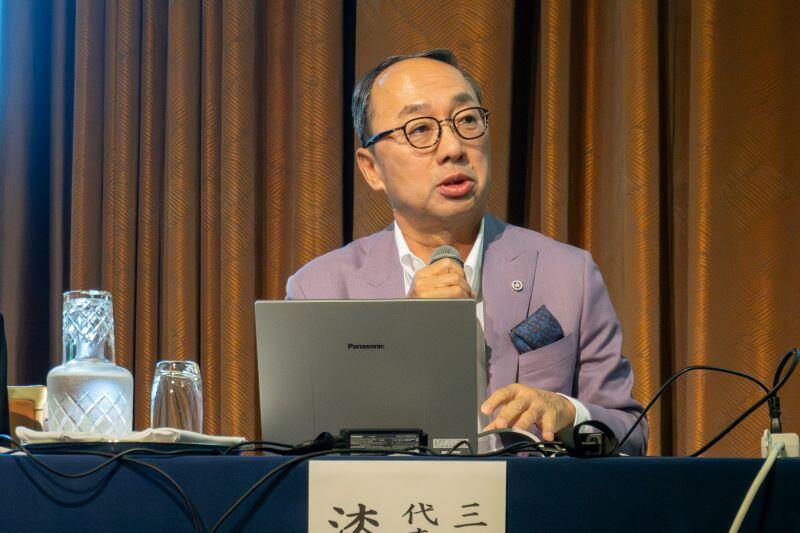 講演する漆間氏