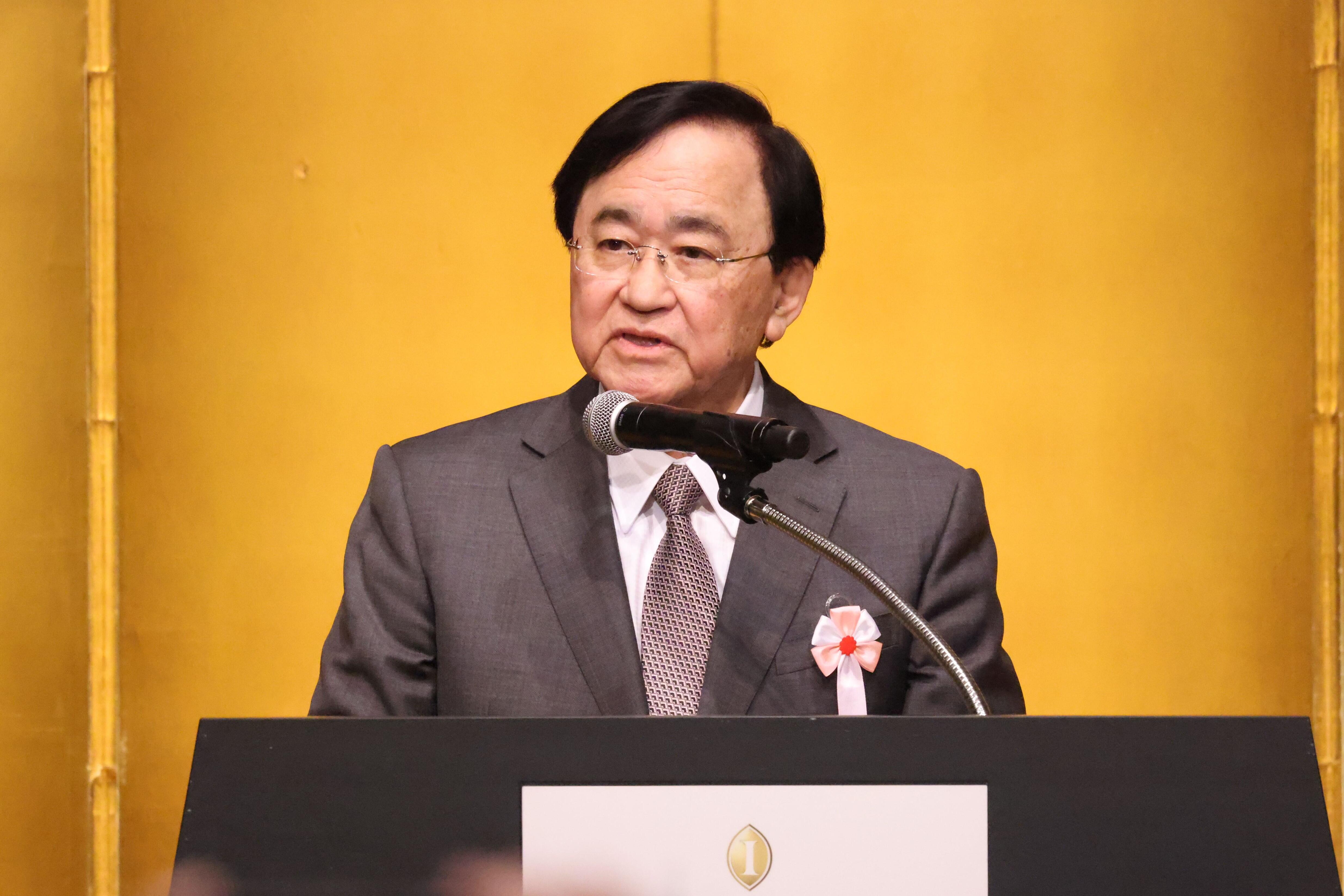 2026年新年互礼会で挨拶する小林喜光会長