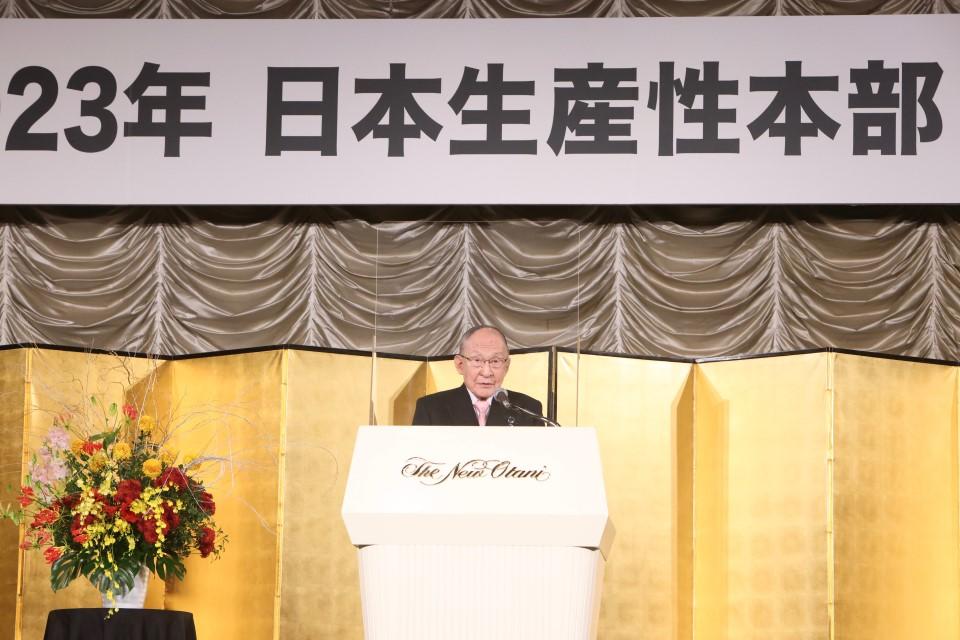 2023年新年互例会で挨拶する茂木友三郎会長